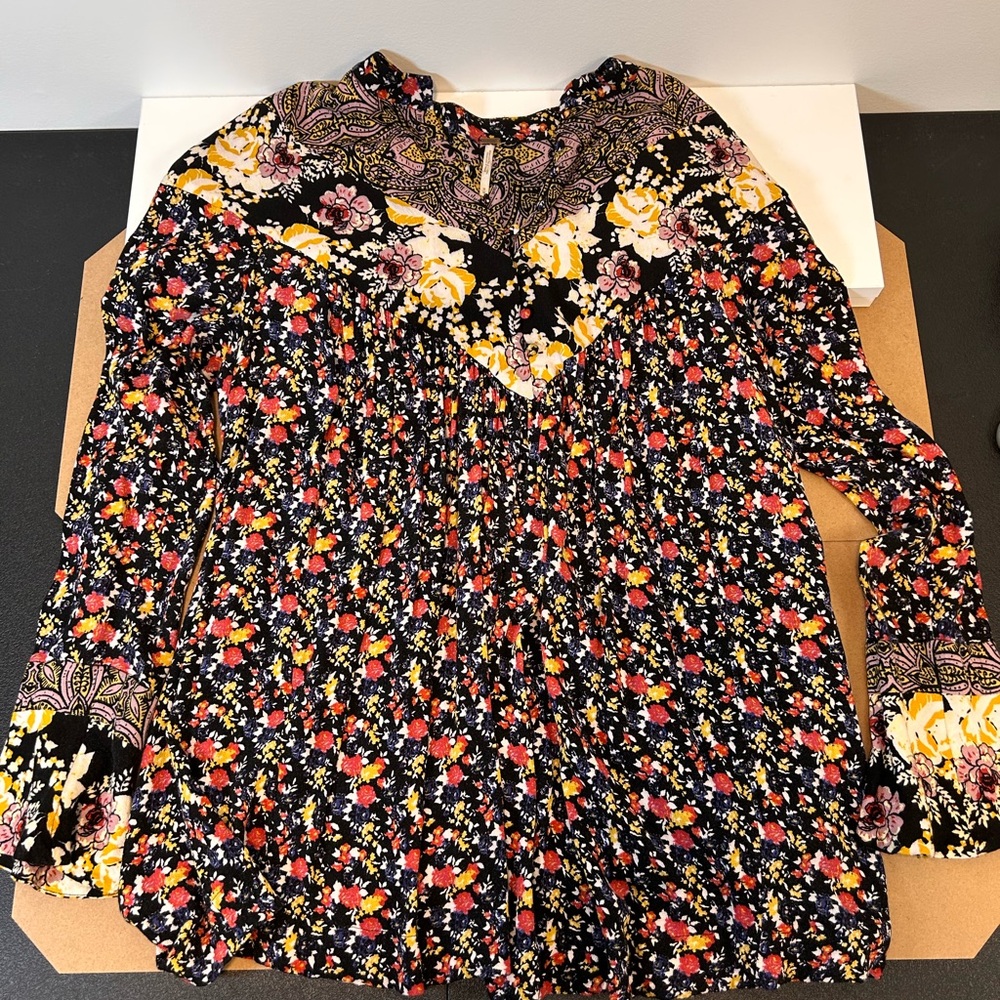 FREE PEOPLE Wildflower Fields Henley Tunic Top V-neck button Women’s Size Medium - Picture 12 of 13